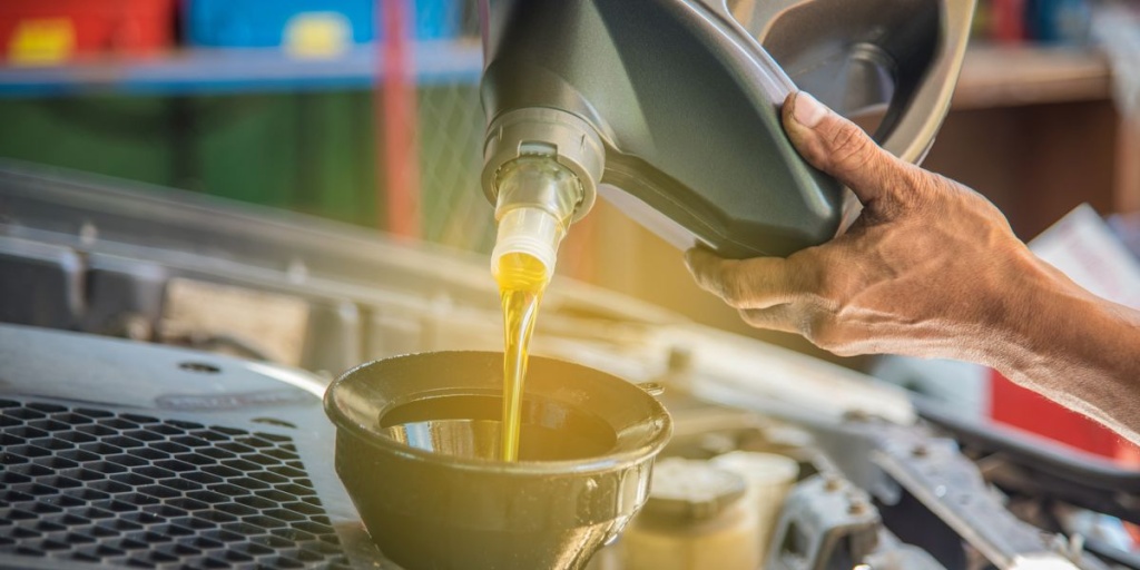 man-pouring-oil-into-car-royalty-free-image-1598901693.jpeg масло моторное